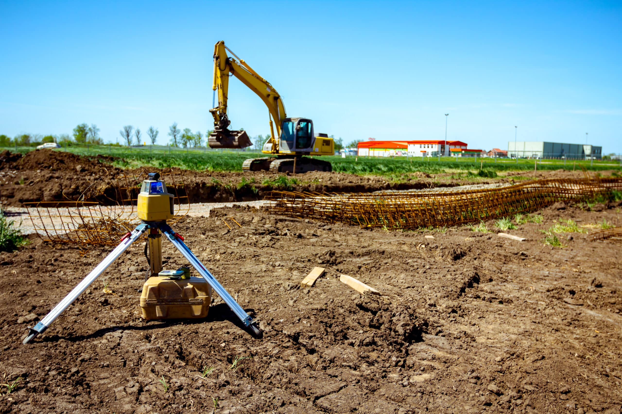 Total center device with laser for leveling other devices to level construction site.